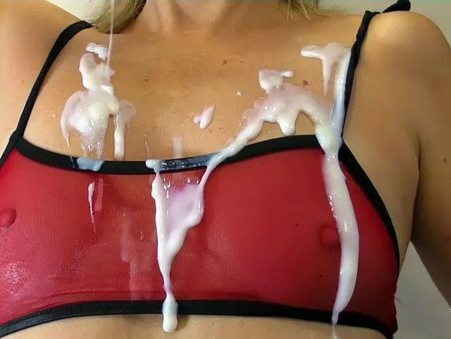 Vanillepudding in rotem Netzbikini