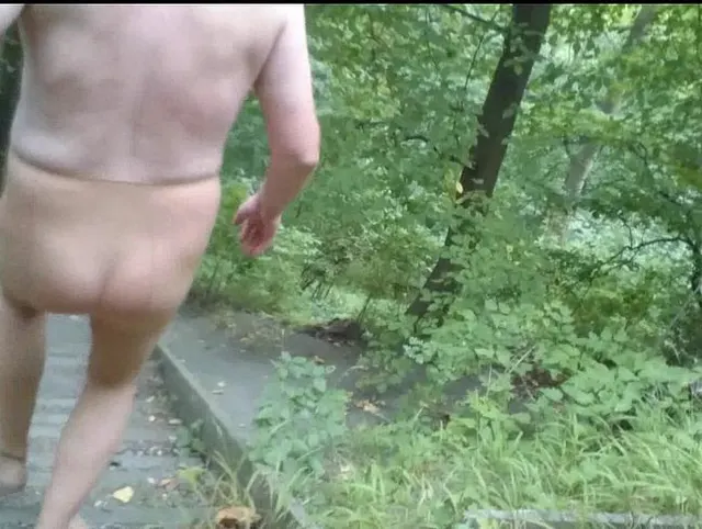 In Strumpfhose auf der Wald Treppe