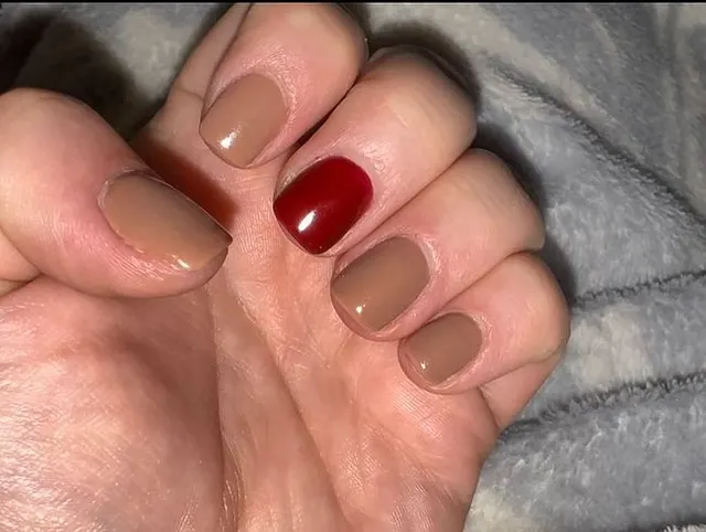 Hey du geile Dreckssau spritz mir auf meine neuen Nägel (Ohne ton)
