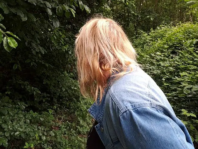 Pinkeln am Waldweg
