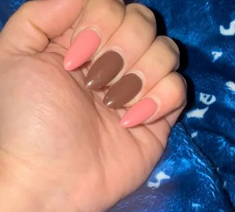gelnägel fetisch spritz mir auf meine frisch gemachten gelnägel (Ohne ton)