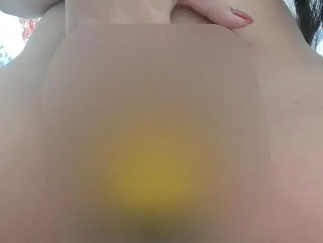 Melissa in der Toilette, sie kann das Feuer löschen