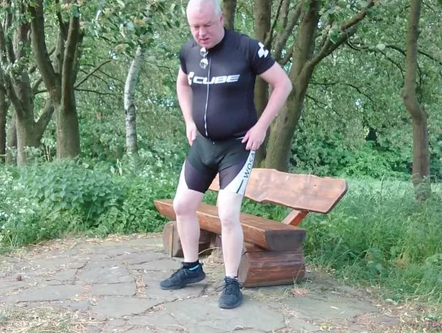 Pause in Strumpfhose auf der Radtour 2