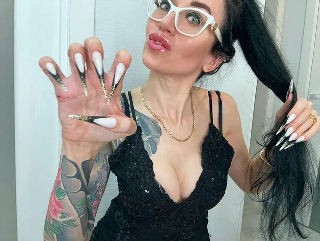 Die neue Nagelform ist noch länger, scharfe Stilettos, Handjobs mit Spucke, schwarzes enges Kleid an