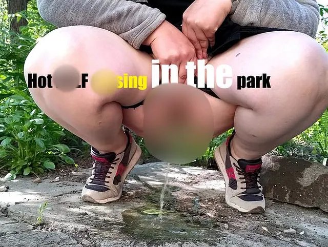 Heiße MILF pisst draußen im Park