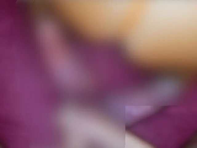 Stiefmutter fickt mit dem Ende auf den Sohlen