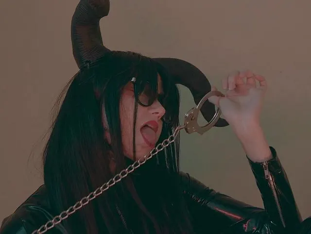 Halloween Succubus Milch gefesselt Kerl mit Taschenlampe