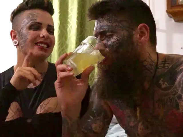 Nach dem Datum trinkt mein Cuckold das Sperma meines Liebhabers mit meiner frischen Pisse