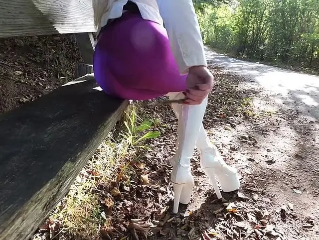 kaputte weisse Overknees - mit lila Leggings auf der Rastbank