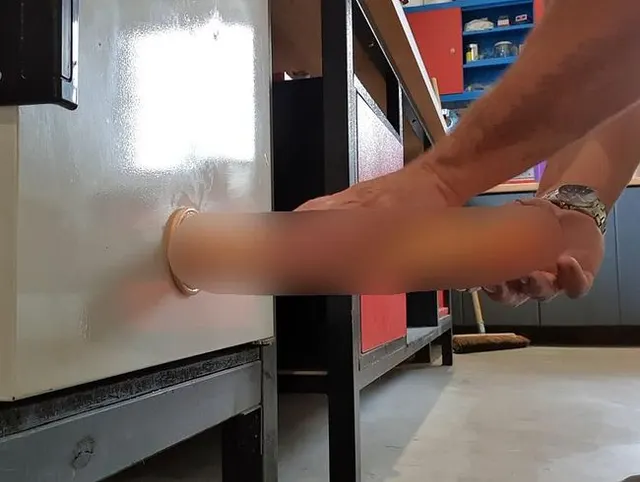 Saugdildo im Arsch