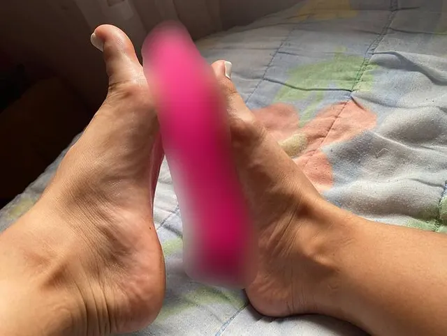 Dein Traum davon, Footjobs zu geben.....(keinen Ton)