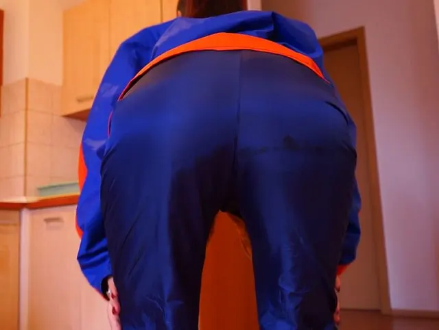 KINKY BOSS-I PRÜFEN DIE NEUE PIZZA-LIEFERUNIFORM: PEE UND MASTURBATION IN THERMO-HOSEN