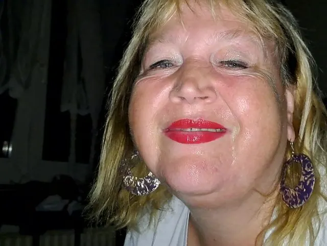Ich ficke tief und feucht mit meinen Mund - rein in meiner Kehle