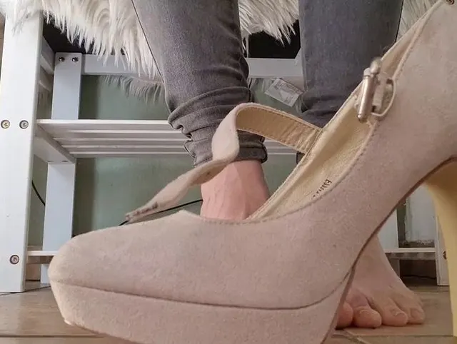 High-Heels anziehen