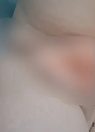 Ich Fiste mich in der Badewanne mit Wäscheklammern an meinen Lippen und laufe aus ?