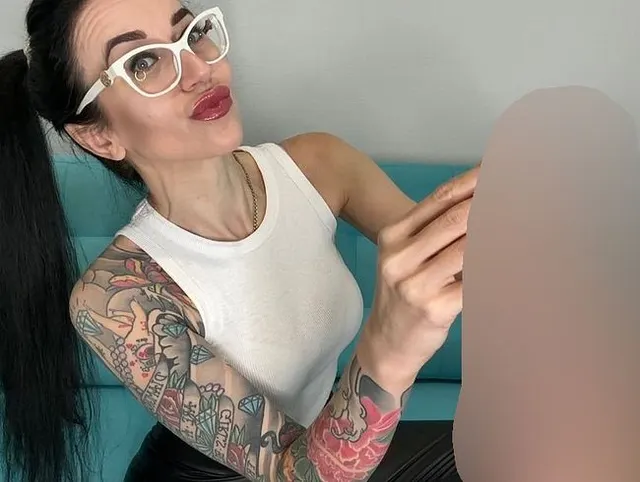 Französische Maniküre, lange Nägel, scharfe Krallen und freche Handjobs mit Spucke