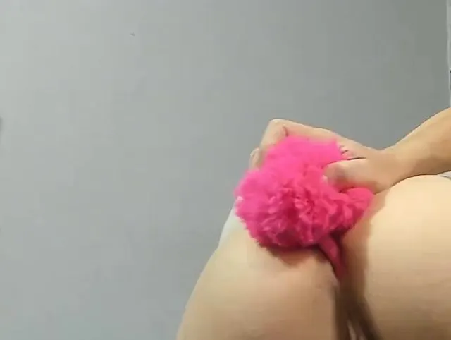 Mein Arsch ist eng, ich spiele mit meinem Rabbit Plug daran, das macht mich heiß