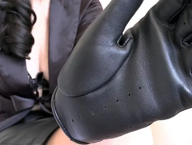 Schwarze Lederhandschuhe—der Geruch von Leder macht dich so geil, Lady Victoria