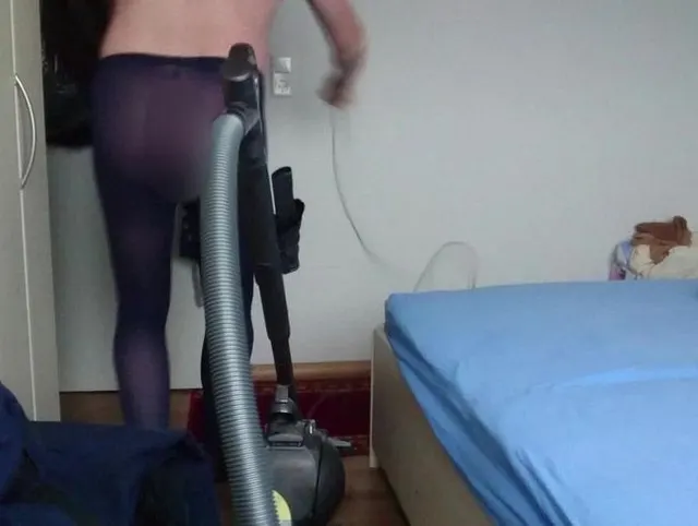 Staubsaugen in Blauer Feinstrumpfhose ** FAN Video 4 **