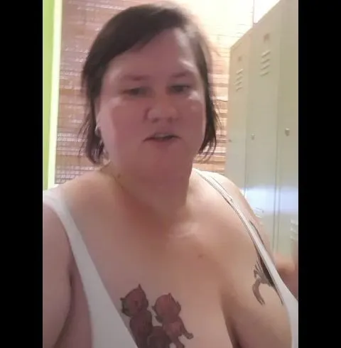 IM CLUB ANGEKOMMEN UND SELFI PISSEN FÜR MEINE GEILEN FANS .