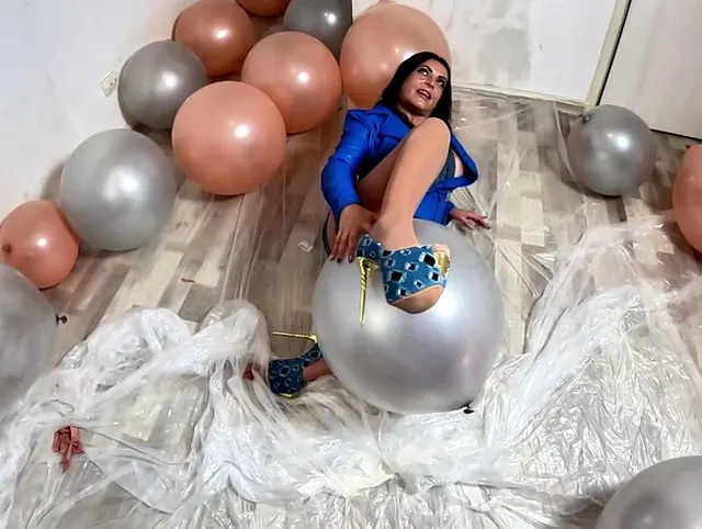 Dominante MILF in Jeans wird mit Ballons gedemütigt. Riesige Ballons platzen, Deepthroat, Doggy und doppelter Samenerguss.