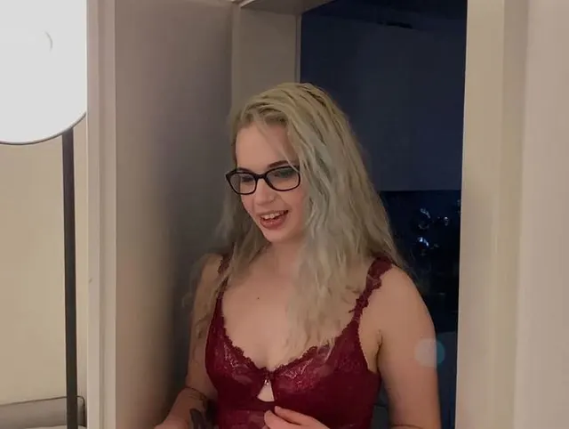Spontan im Hotel gefickt / Mein ERSTER Footjob