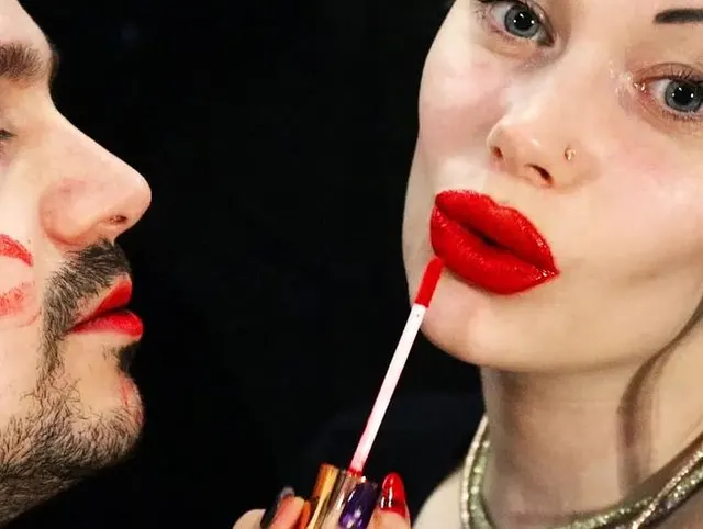 Alex Face mit roten Lippenstiftküssen bedecken (ohne Ton)