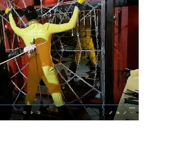 Lea in geilen Stiefeln Rohrstock Erziehung am Latexsklaven .