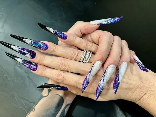 Neue lange Nägel, neue Form und neue Länge – Gothic Almond, Tapping und Finger Crunching
