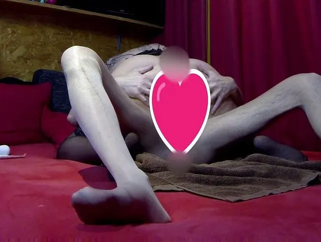 Mann in Nylonstrumpfhose