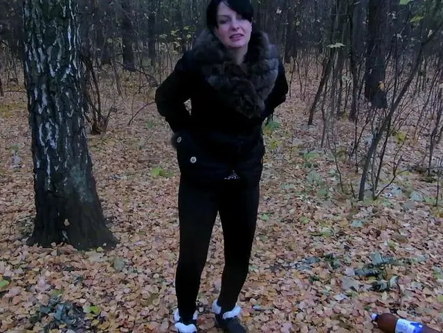 Kate pinkelt im Wald