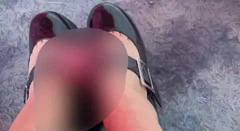 Es ist ziemlich schwierig, in diesen Schuhen zu wichsen, aber es sieht wirklich heiß aus.
