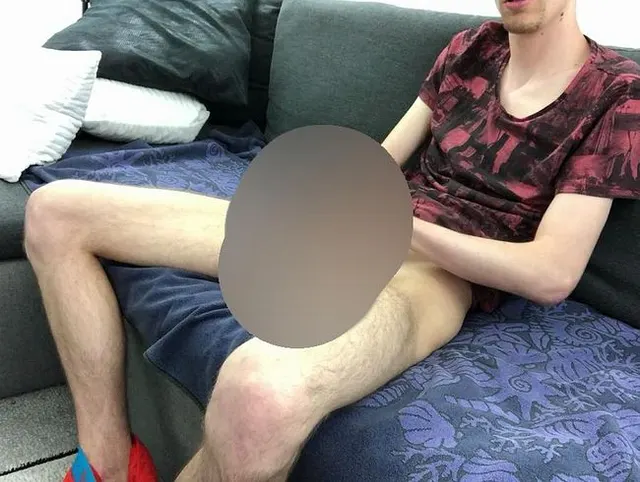 Video 112 - Maxi Wichst und spritzt in die Frozen Sperma Sammel Dose - Cam 1 - Teil 1-2
