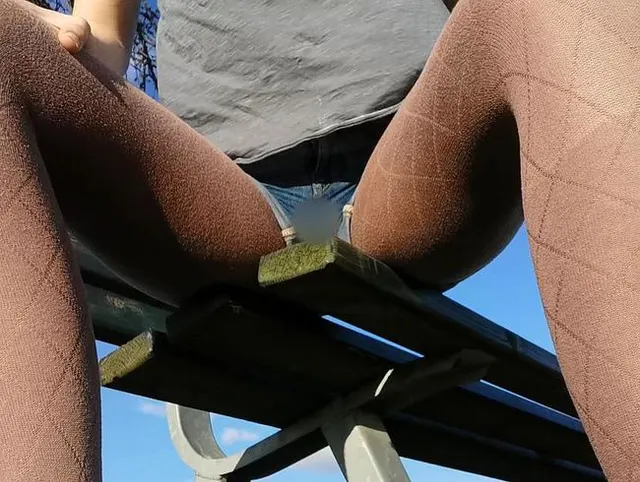 Outdoor Piss in Strumpfhose und Hotpants 2
