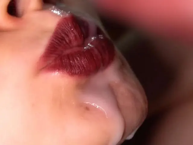 Nahaufnahme fetsh. Roter Lippenstift und Sperma