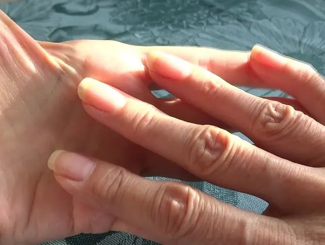 Nur echte natürliche Fingernägel in klassischer Länge