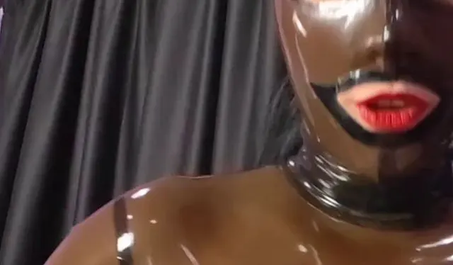 Latex-Verführerin neckt