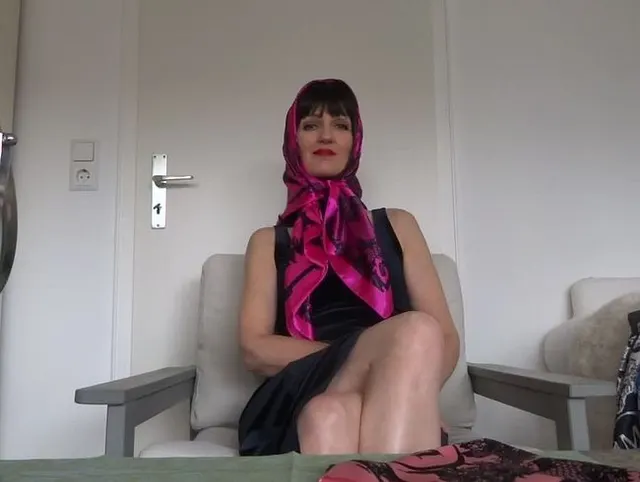 Edle Satin Tücher Anprobe zum Samtkleid