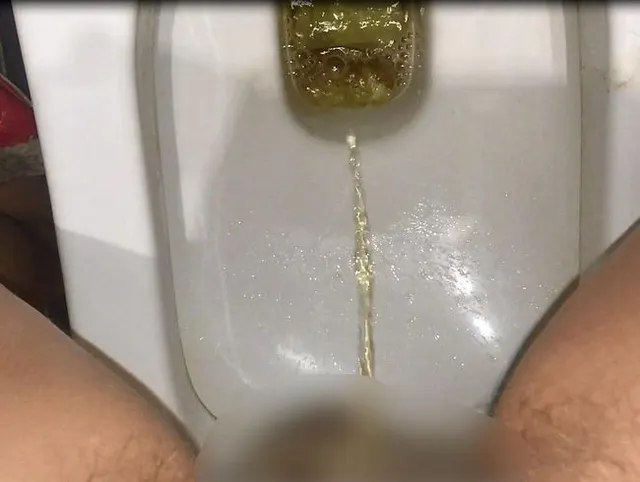 Mädchen mit haariger Muschi pinkelt stehend wie ein Mann! POV Pee Bush Blick