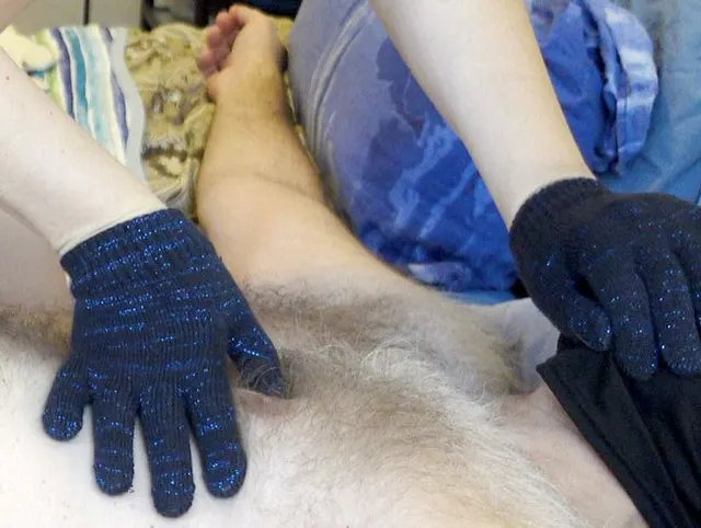 Milf in weißen Handschuhen neckt Schwanz und reitet zum Orgasmus