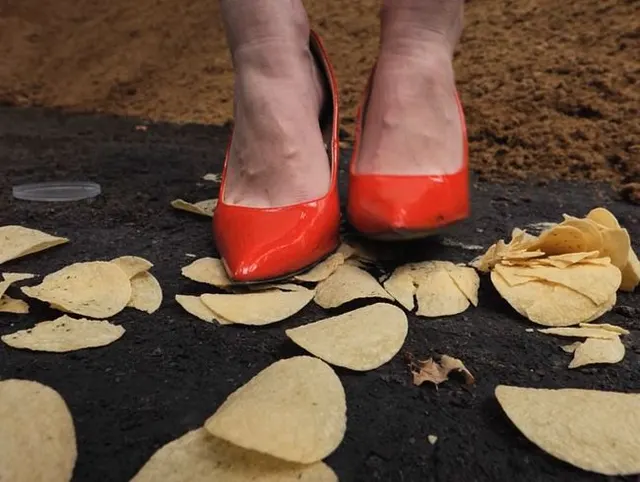 Crushing - Chips crushing in roter Leggings und roten kaputten Heels