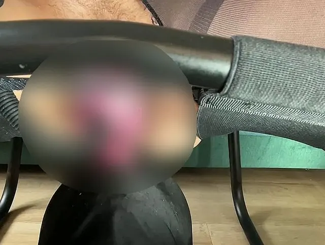 Mein Sklave leckt meine aufgepumpte Muschi und trinkt meinen Urin!
