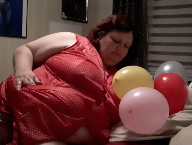 Kittel Hausfrau mit Luftballons