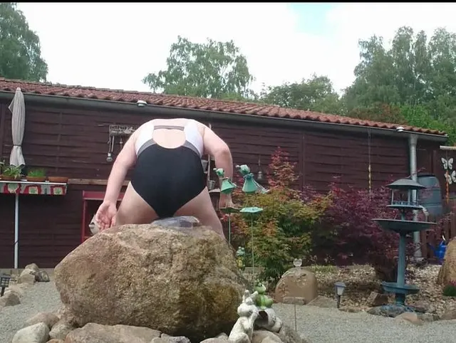 Im Badeanzug am Plätscherbrunnen ** Outdoor **
