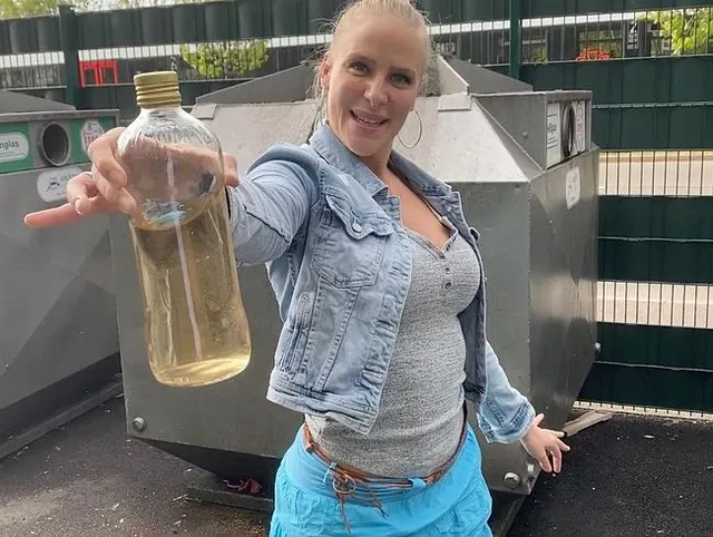 Spontane PUBLIC PISS Abfüllung | Fan am Glas Container getroffen