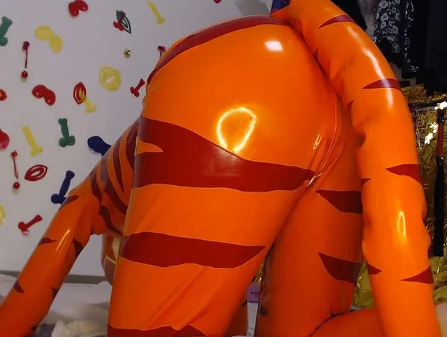Latexkatze ist geil