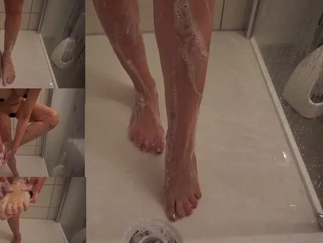 Komplett nackt die Füße einschäumen. In der Dusche.