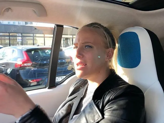 PUBLIC PISS | Dreist mitten auf dem Supermarkt Parkplatz