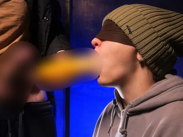 476 Ich bin sehr wütend, aber glücklich! Mein Stiefbruder hat meinen Mund für Schwanz und Sperma benutzt