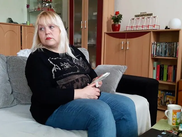 Frau pisst und furzt
